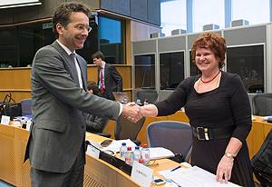Eurogroepvoorzitter Jeroen Dijsselbloem en voorzitter van de Commissie voor economische en monetaire zaken van het Europees Parlement Sharon Bowles